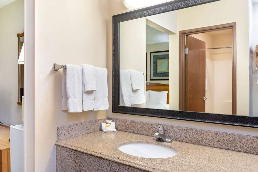 La Quinta Inn & Suites by Wyndham El Paso East - photo 14