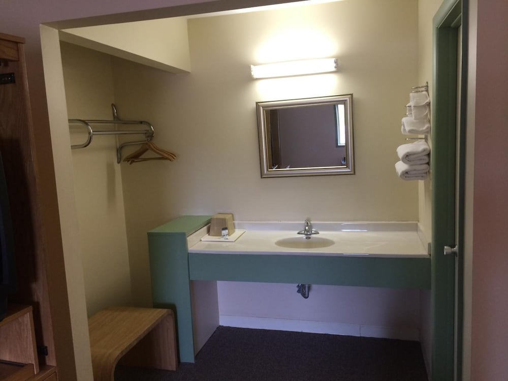 Super 7 Motel Sedalia - photo 23