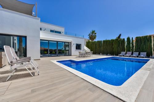Villas Guzman Piacere — 4-Star Luxury Hotel in Calp, Spain