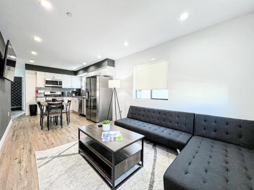 Elegant 4 Bedroom Family Home Oak2 LAD — 4-Star Luxury Hotel in Los Angeles, United States