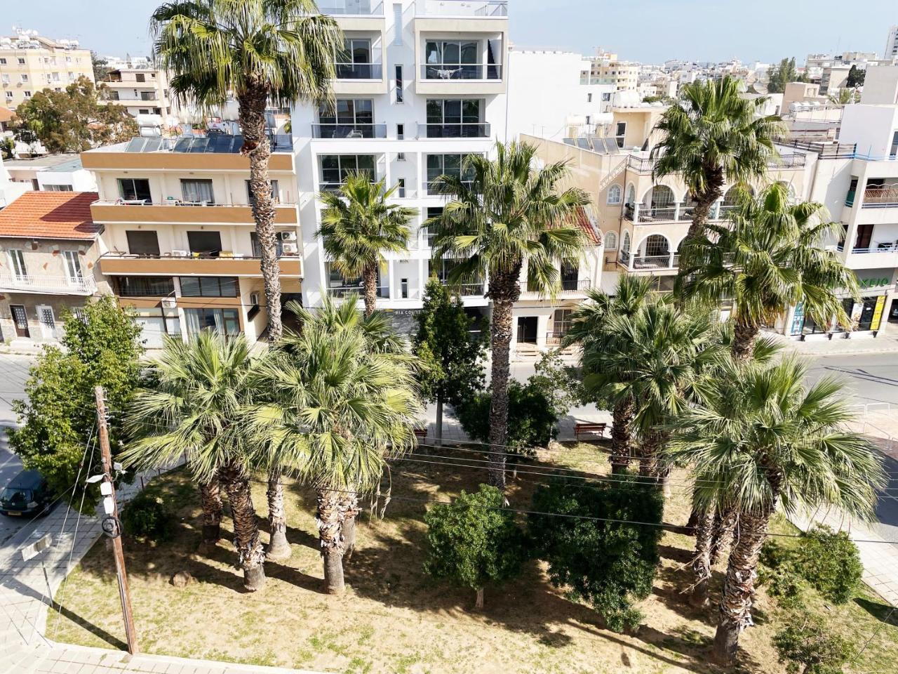 Stylish 2br Apartment with Balcony And Parking Near Saint Lazarus And Finikoudes Beach — 4-Star Luxury Hotel in Larnaca, Cyprus