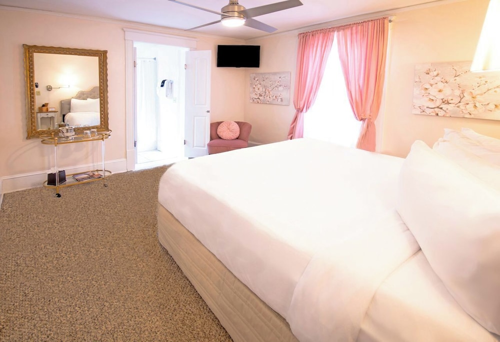 Inn on Charlotte Boutique Hotel - photo 5