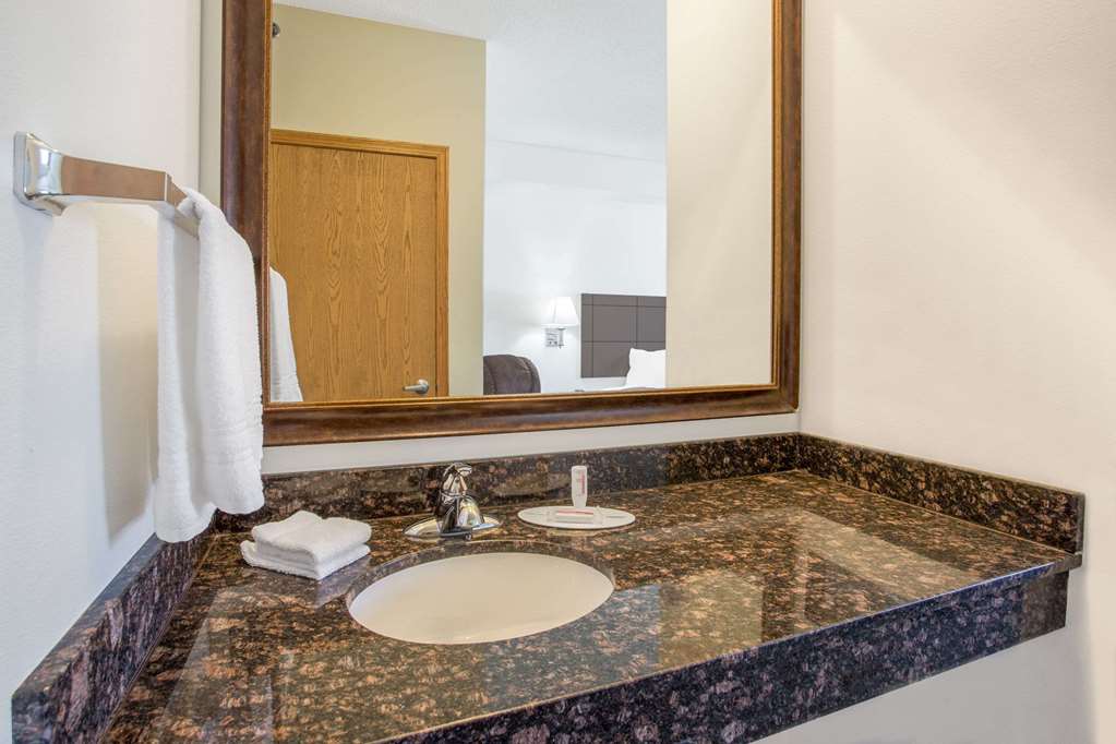 Super 8 by Wyndham Cedar Falls IA University - photo 6