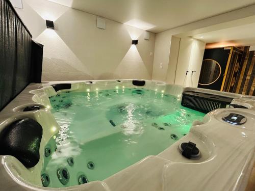 Gîte Au 21 Loveroom - last minute hotel in Beaumont-La-Ronce