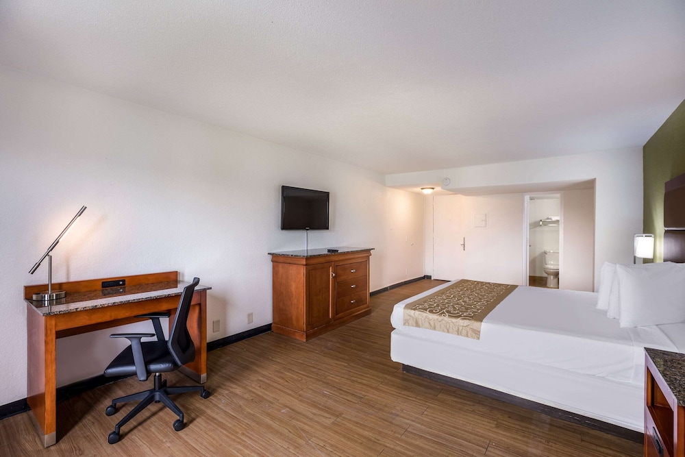 OYO Hotel Orlando Airport - photo 18