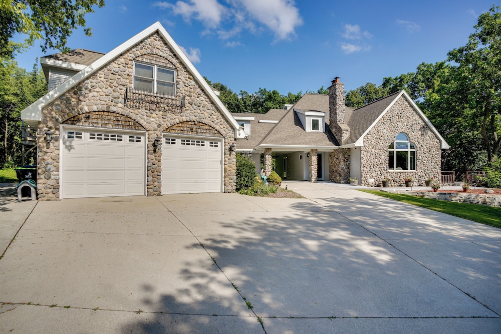 Spacious Family Villa w Decks in Chilton — 4-Star Luxury Hotel in Chilton, United States