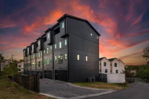 Walk to 12 South and Belmont with Garage FirePit and Patio — eco-hotel in Nashville