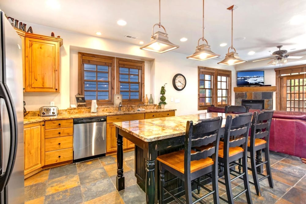 KBM Resorts Walk to Lifts and Main St Rent 1416 and 1418 Townhomes together Pri Hot tub PPS 1418 - photo 9