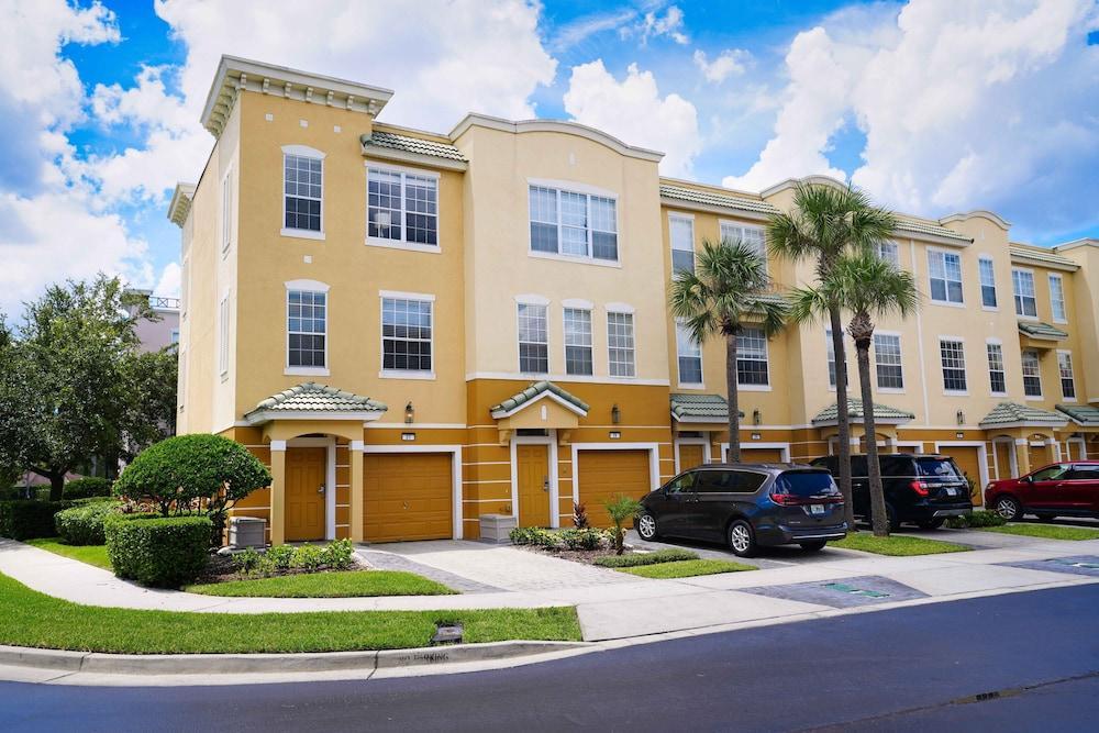 Spacious Townhome W patio & Garage Sleeps10 — 4-Star Luxury Hotel in Orlando, United States
