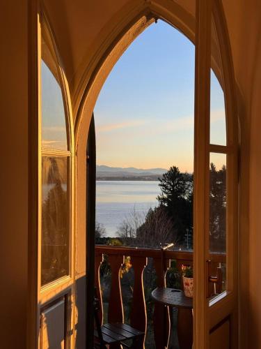 VSC Apartment Appartamento in villa storica vista lago e piscina — 4-Star Luxury Hotel in Lesa, Italy