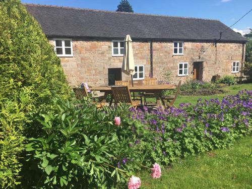 5 bedroom cottage in rural Staffordshire — 4-Star Luxury Hotel in Leek, United Kingdom