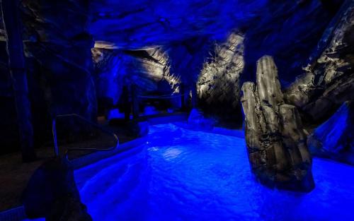 Cavern Cascades - last minute hotel in Pigeon Forge