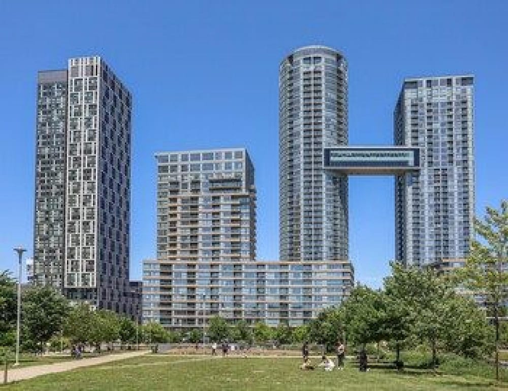 Stylish Condo Downtown Near CN Tower Free parking in Toronto, Canada