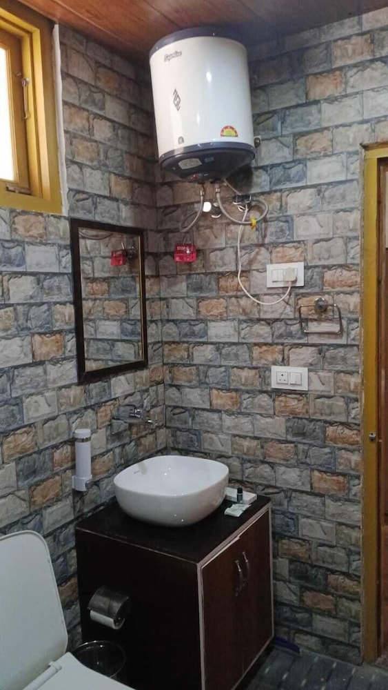 Tirthan Villa Resort in Banjar, India