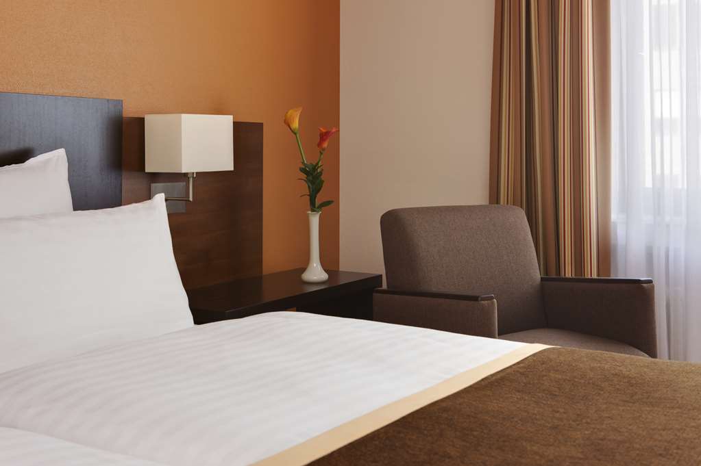 Steigenberger Hotel Dortmund, Germany - Business room with two separate beds