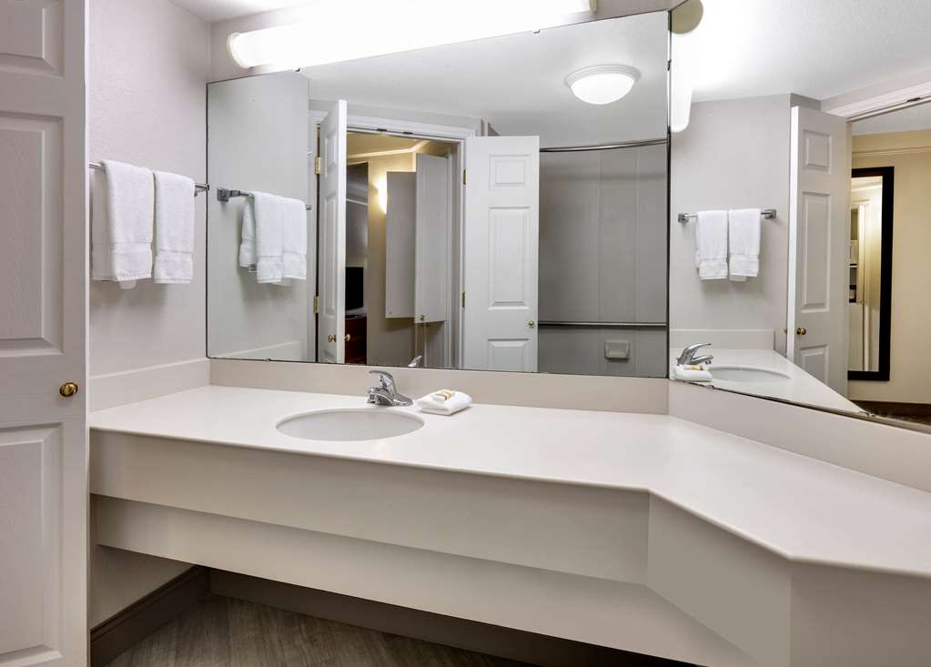 La Quinta Inn & Suites by Wyndham Dallas Addison Galleria - photo 12