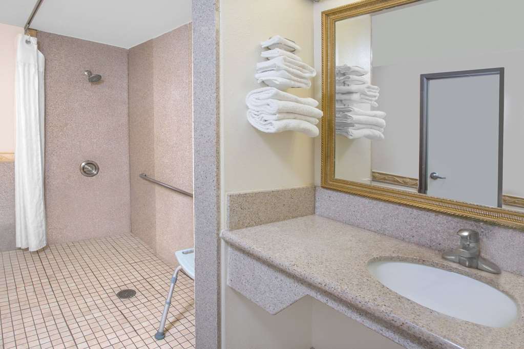 Travelodge by Wyndham Costa Mesa Newport Beach Hacienda - photo 5