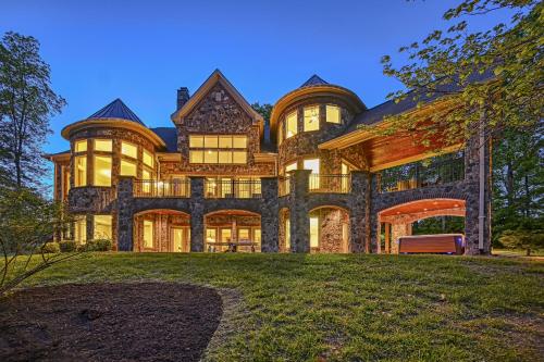 Dream Lake Castle — 4-Star Luxury Hotel in Ponte Vedra Beach, United States