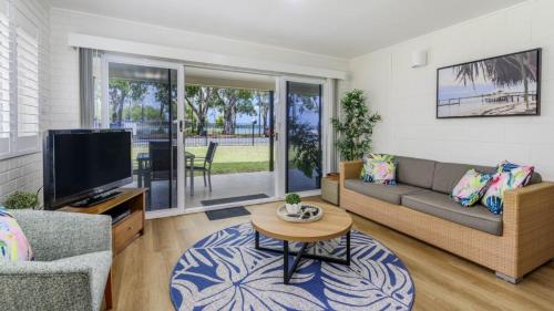 Ground floor air conditioned fabulous waterviews overlooking Pumicestone Passage in Bongaree, Australia