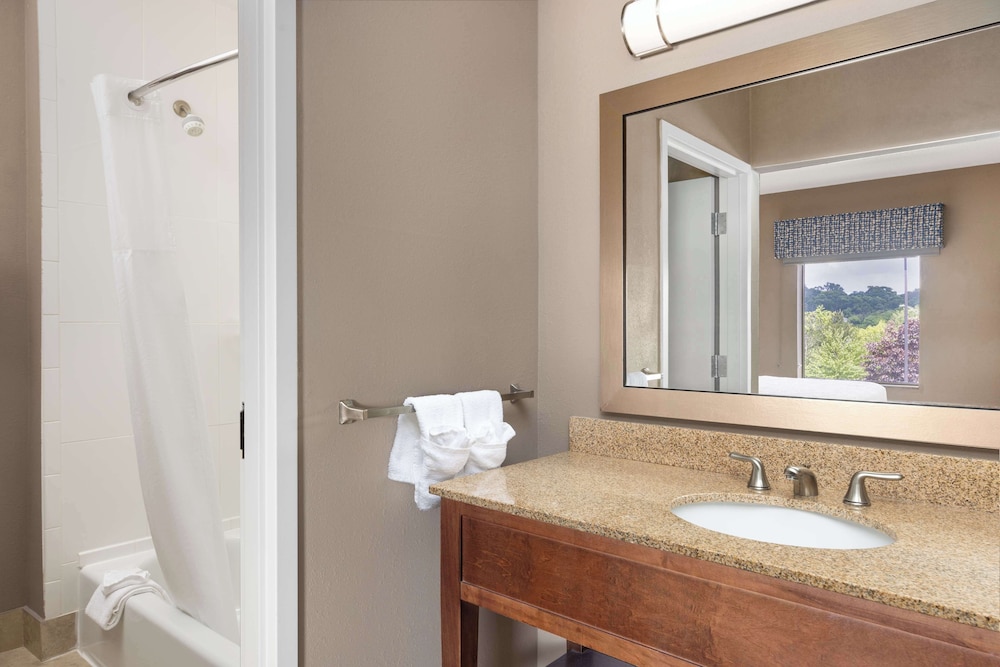 Hampton Inn & Suites Harrisburg North - photo 30