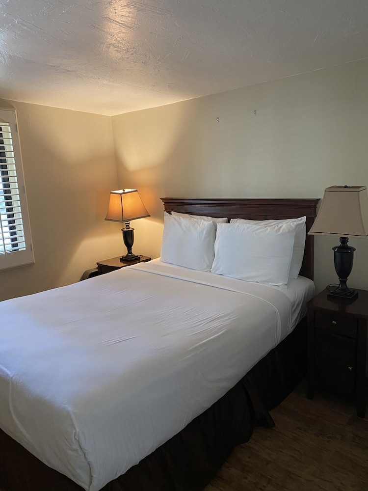 Carmel Resort Inn - photo 17