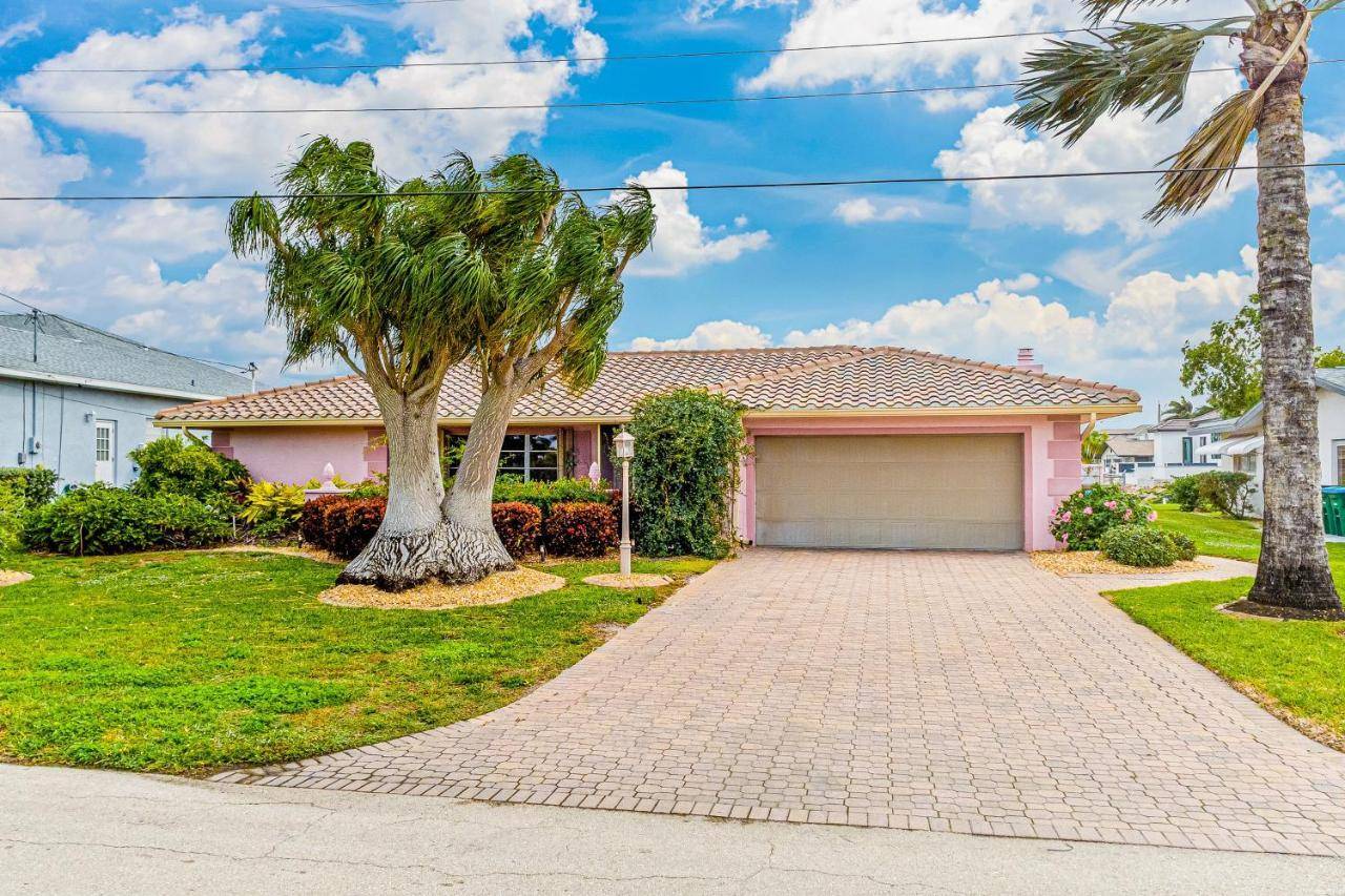 Bikini Bottom - carbon neutral hotel in Cape Coral