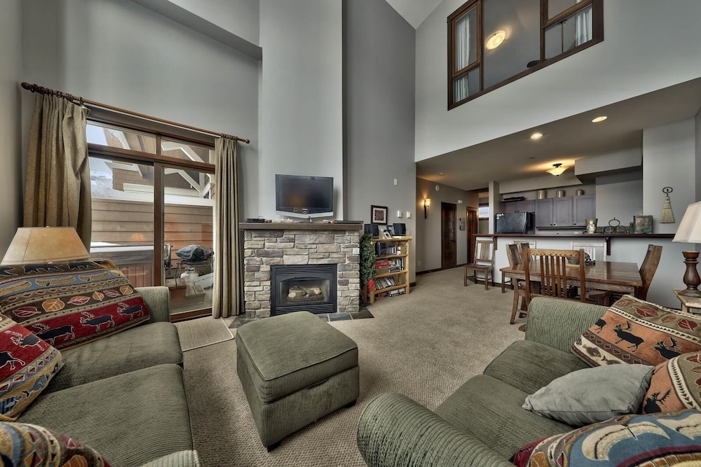 Stones Throw #56 By Bear Country — 4-Star Luxury Hotel in Chase, Canada