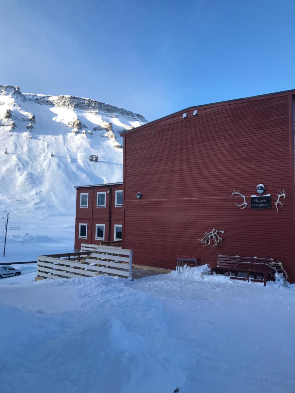 Haugen Pensjonat Svalbard — hotel near Svalbard Airport, Longyear