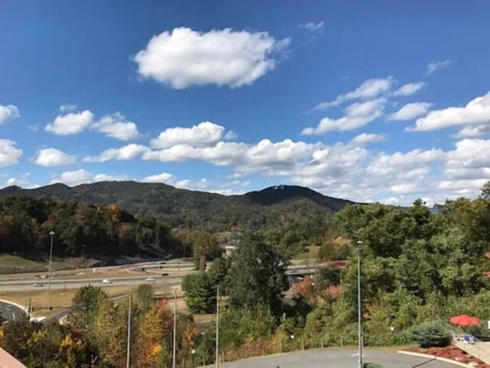 Days Inn by Wyndham Waynesville NC - photo 18