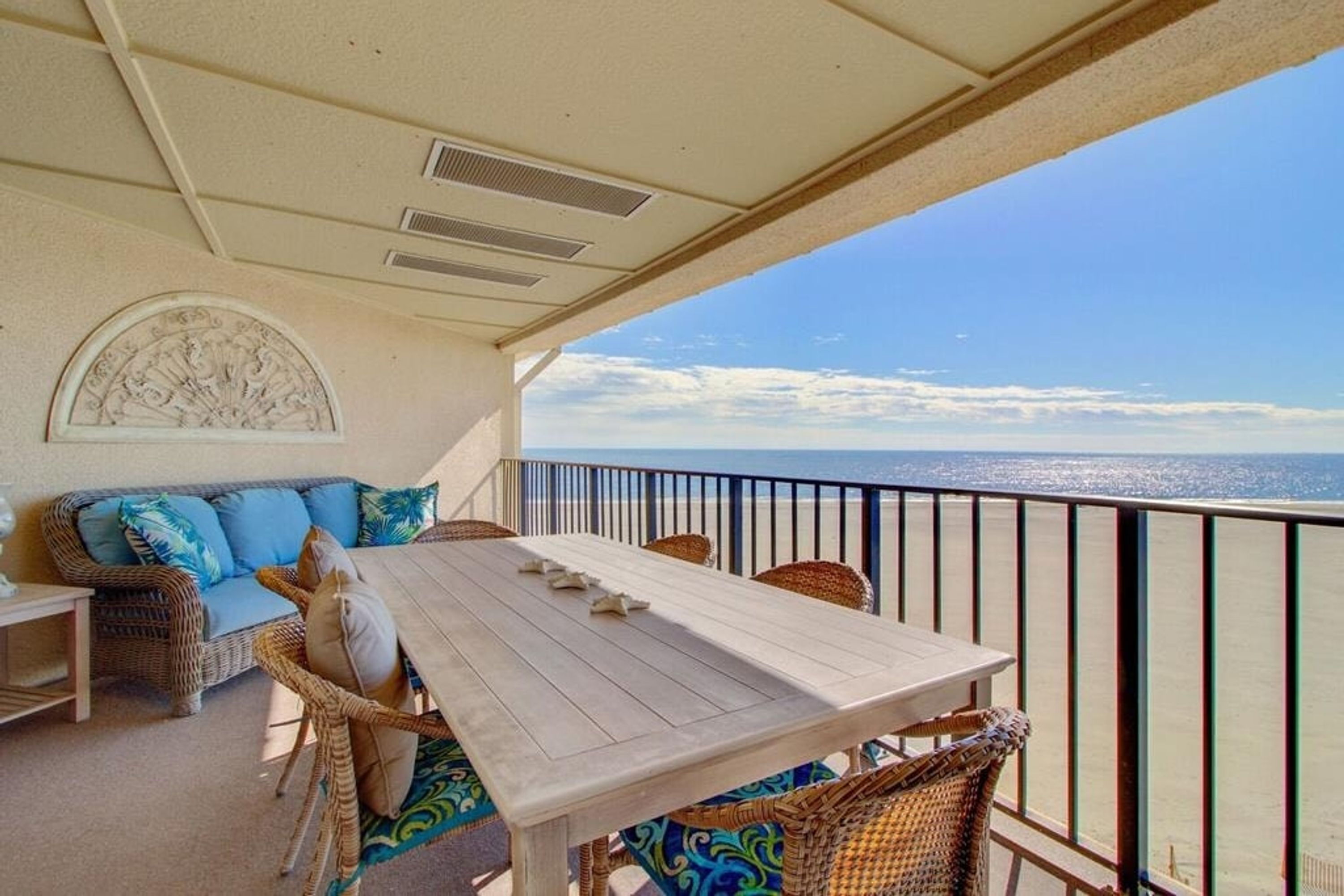 512 Seascape by AvantStay Oceanfront Condo on the Beach Community Pool Access in Isle Of Palms, United States