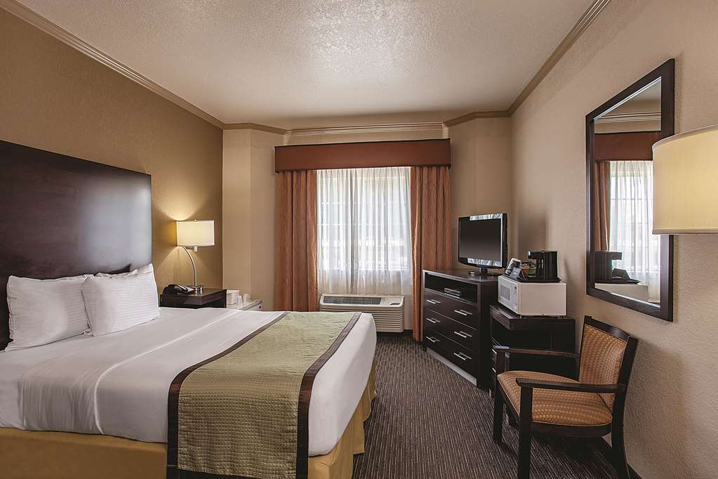 La Quinta Inn & Suites by Wyndham Davis - photo 15