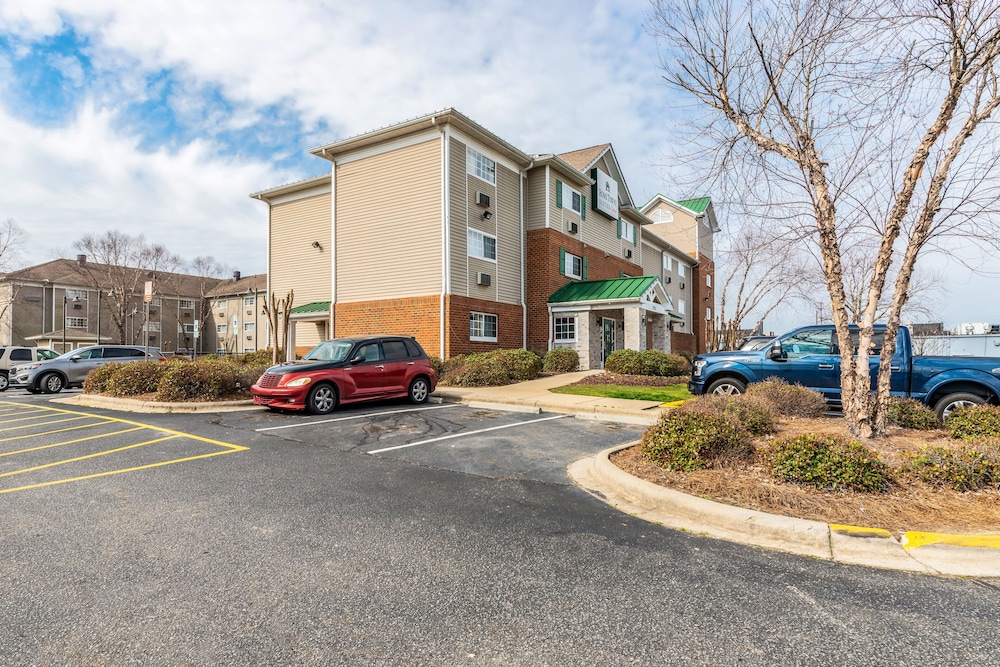 HomeTowne Studios & Suites by Red Roof Charlotte Concord - photo 37