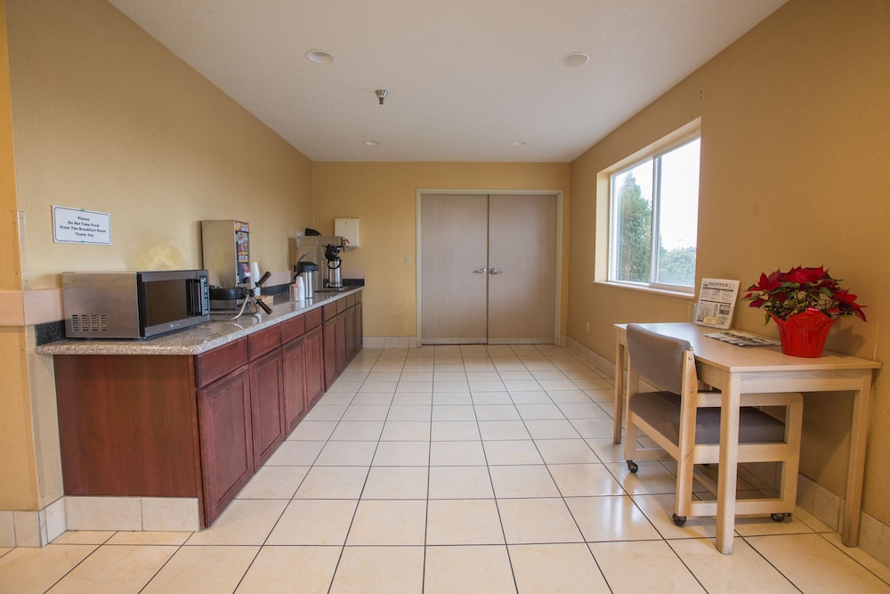 Bridgeway Inn & Suites Sublimity - photo 31