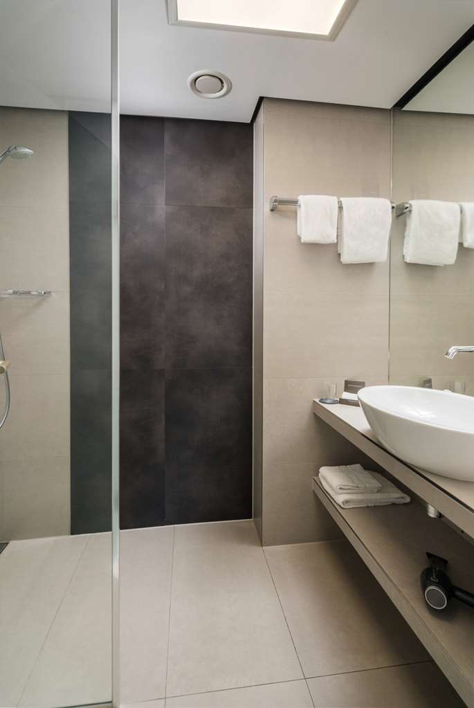 Steigenberger Hotel Bielefelder Hof, Germany - Guest Bathroom