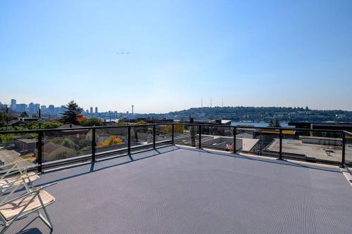 A Seattle Urban Village Lopez Roof top view deck in Seattle, United States