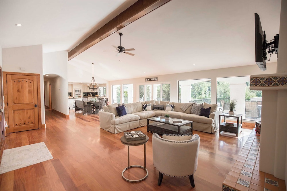 5 Acre Estate w Lake Pool & Hot Tub De Luz by Avantstay - photo 13