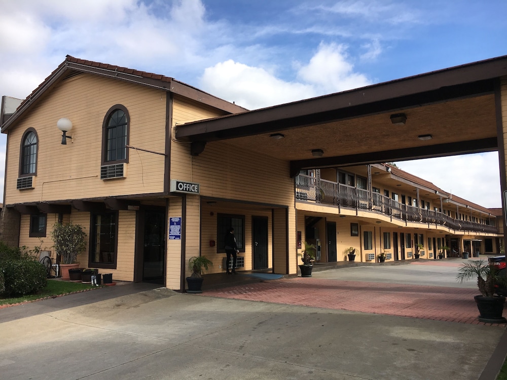 Del Amo Inn - photo 2