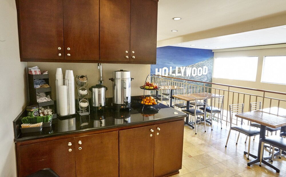Hollywood Orchid Suites - photo 23