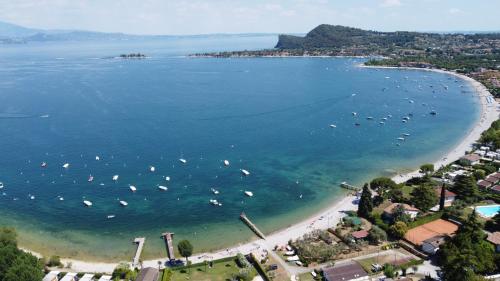 Villa Mezzaluna diretta a Lago con piscina — 4-Star Luxury Hotel in Raffa, Italy