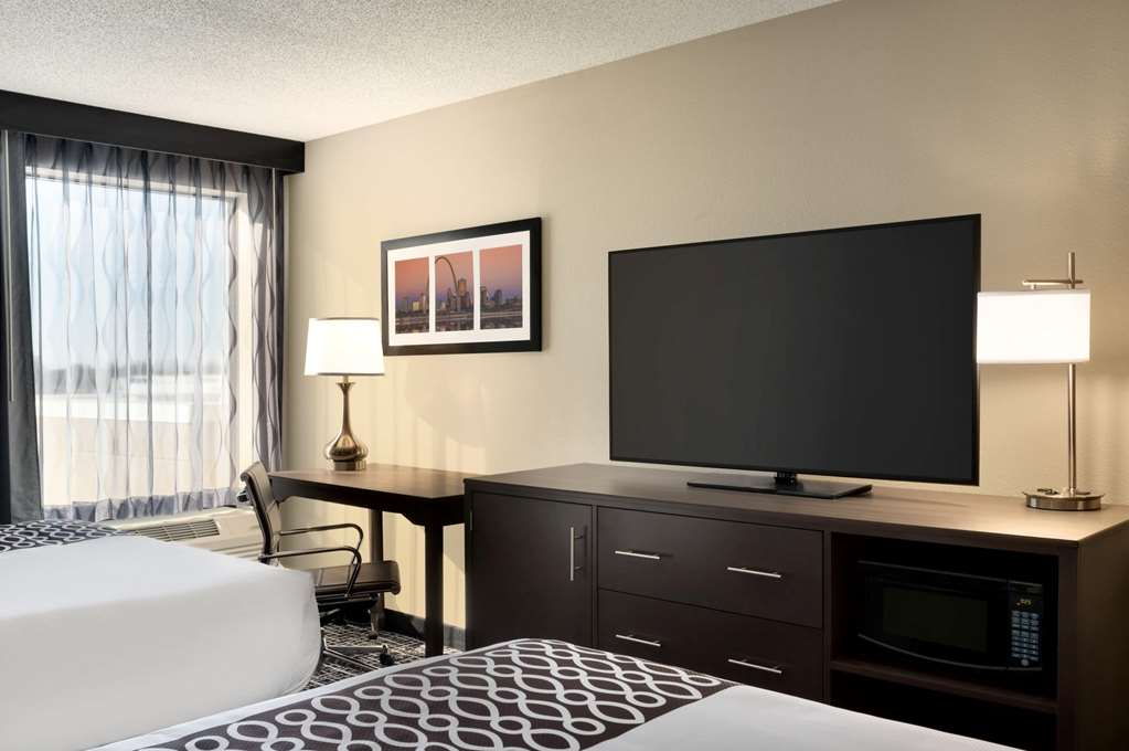 La Quinta Inn & Suites by Wyndham St Louis Route 66 - photo 19