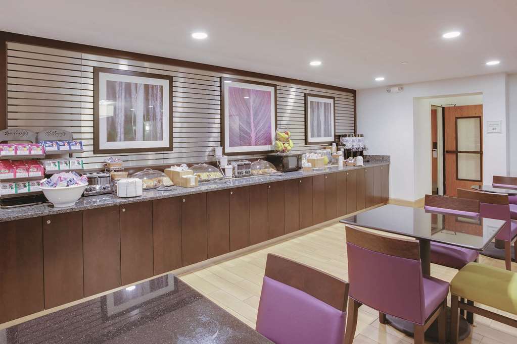 La Quinta Inn & Suites by Wyndham Detroit Metro Airport - photo 33