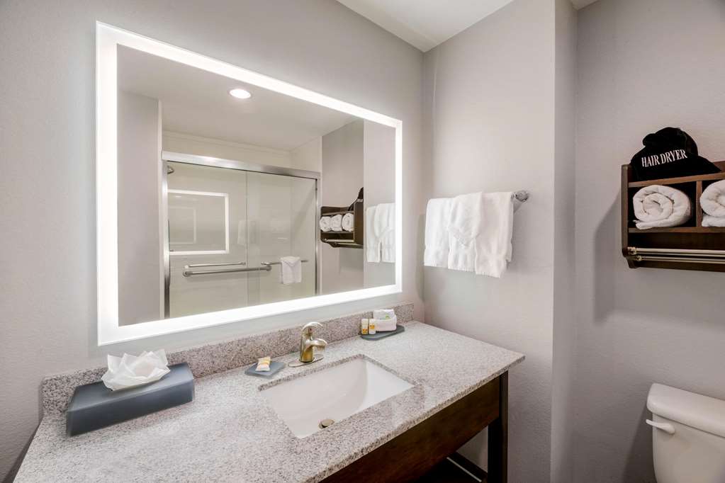 La Quinta Inn & Suites by Wyndham Fort Worth Arlington West - photo 19