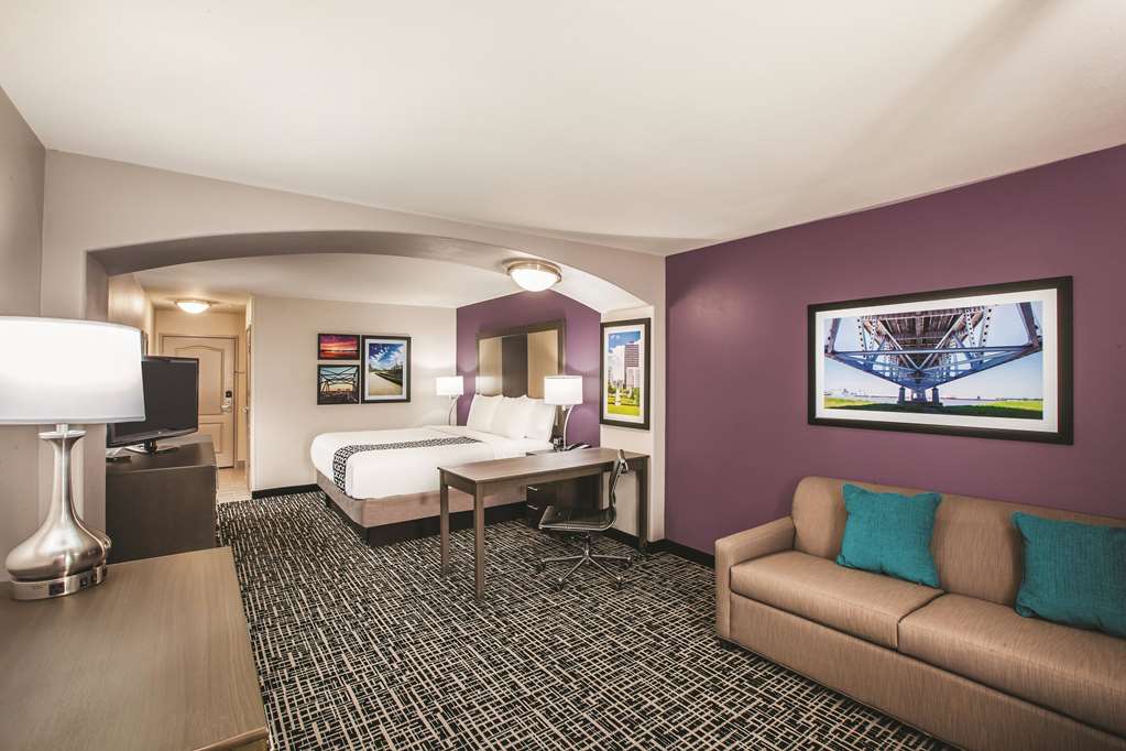 La Quinta Inn & Suites by Wyndham Walker Denham Springs - photo 10
