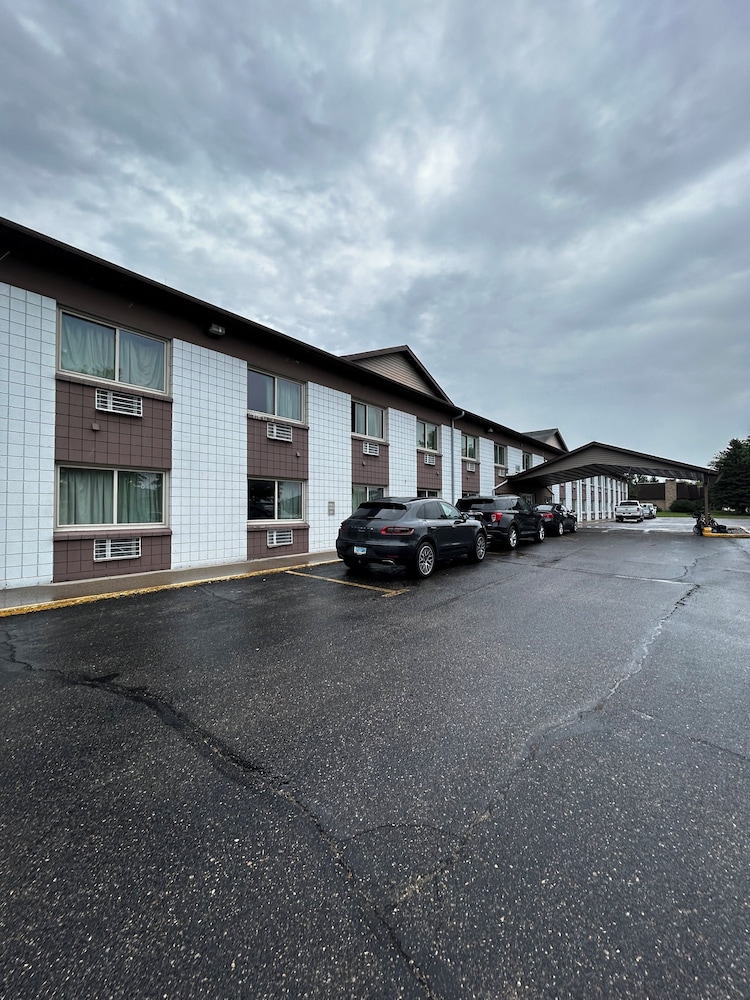 Grand Inn Moorhead - photo 15