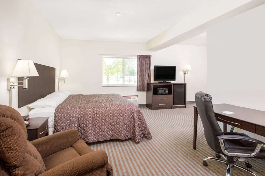 Super 8 by Wyndham Cedar Falls IA University - photo 8