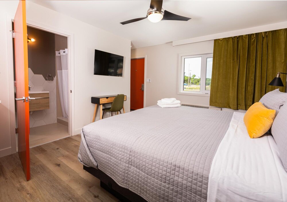 4411 Inn & Suites - photo 23