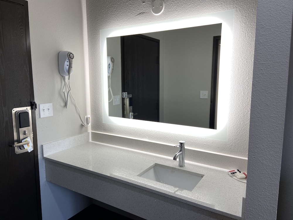 Super 8 by Wyndham York NE - photo 18