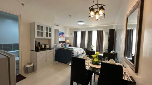 Studio deluxe with Balcony Swimming pool and gym in Puerto Princesa Palawan — 4-Star Luxury Hotel in Puerto Princesa, Philippines