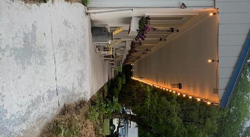 White Oak Motel & Cottages - photo 18