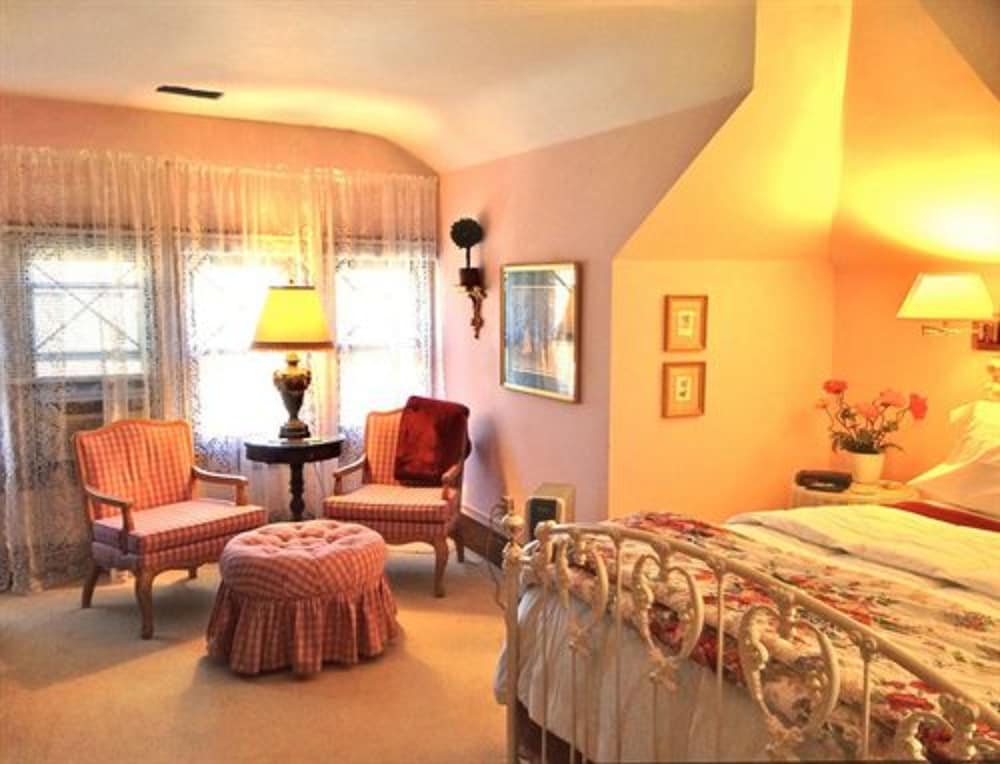 Brass Pineapple Inn - photo 9